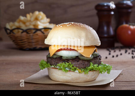 Close up of beef burger au fromage sur la table en bois. Banque D'Images