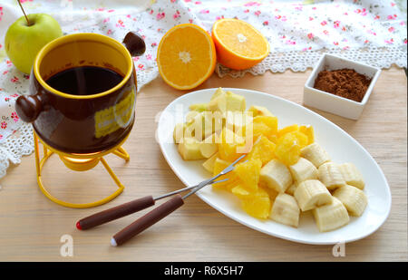 Fondue au chocolat avec fruits Banque D'Images