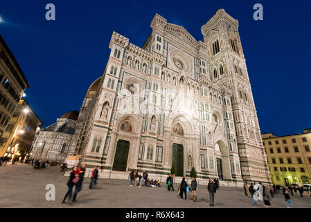 Vue horizontale de la Duomo di Firenze et Giotto's Campanile la nuit à Florence, Italie. Banque D'Images