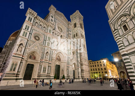 Vue horizontale de la Duomo di Firenze et Giotto's Campanile la nuit à Florence, Italie. Banque D'Images