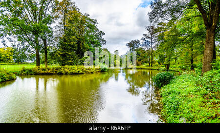 Les étangs et les lacs dans les parcs qui entourent le château historique de Haar dans la provence d'Utrecht aux Pays-Bas Banque D'Images