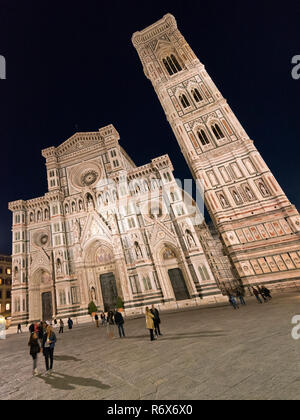 Vue verticale du Duomo et la Tour de Giotto à nuit à Florence, Italie. Banque D'Images