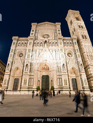 Vue verticale du Duomo et la Tour de Giotto à nuit à Florence, Italie. Banque D'Images