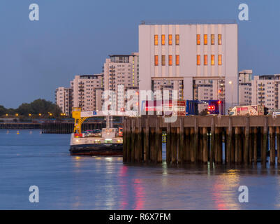 L'Europe, Royaume-Uni, Angleterre, Londres, Woolwich ferry crépuscule Banque D'Images