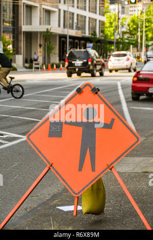 SEATTLE, WA, USA - Juin 2018 : signer sur une rue du centre-ville de Seattle attention les conducteurs de travaux à venir. Banque D'Images