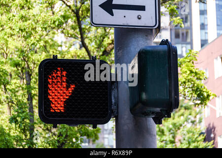 SEATTLE, WA, USA - Juin 2018 : 'Don't rouge à pied' signal pour piétons à un carrefour. Banque D'Images