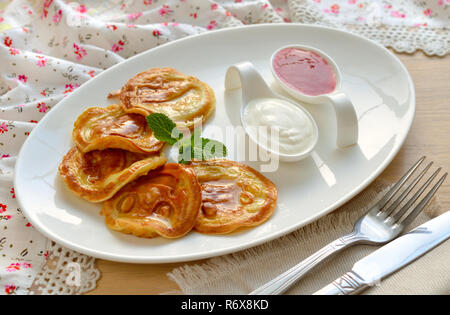 Crêpes de sauce aux fraises et crème sure. Banque D'Images