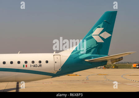 Fin d'un Tali Air Dolomiti Embraer passenger jet Banque D'Images