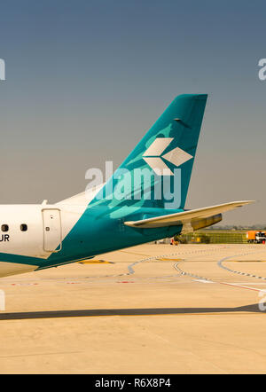 Fin d'un Tali Air Dolomiti Embraer passenger jet Banque D'Images