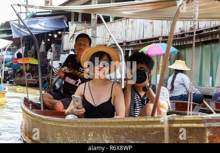 Les touristes asiatiques en prenant un tour en bateau et prendre des photos au marché flottant de Damnoen Saduak Banque D'Images