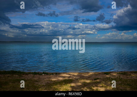 Les nuages et les rayons du soleil sur le lac au lever du soleil, le Bélarus Banque D'Images