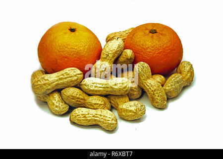 Les arachides et les mandarines sont une collation traditionnelle Saint Nicolas dans certains pays européens. Isolé sur fond blanc. Banque D'Images