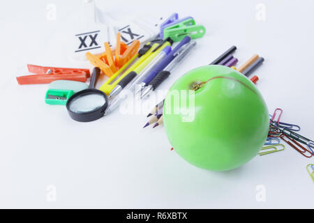 Apple et variété de fournitures scolaires sur fond blanc.photo with copy space Banque D'Images