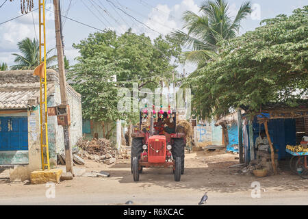 Un tracteur dans un petit village de l'Inde rurale Banque D'Images