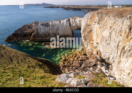 Bwa Gwyn arch la mer sur la côte d'Anglesey au nord du Pays de Galles, Rhoscolyn Banque D'Images