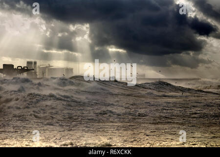 Le port de Leixoes mur nord dans un jour de tempête. Amélioration de ciel. Banque D'Images