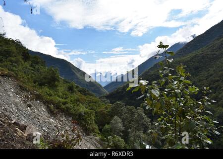 Paysages de montagne andine le long de la randonnée de Salkantay à Machu Picchu, au Pérou. Banque D'Images