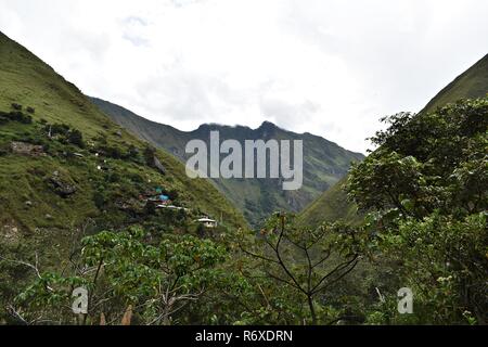 Paysages de montagne andine le long de la randonnée de Salkantay à Machu Picchu, au Pérou. Banque D'Images