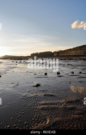 Marée basse à Lavernock point au pays de Galles en décembre. Côte du pays de Galles, côte du pays de Galles. Côte britannique Banque D'Images