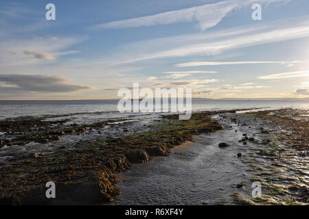 Coucher de soleil de l'estuaire de Severn à la plage de Lavernock, Penarth, pays de Galles Royaume-Uni, côte galloise, vue panoramique côte britannique vue panoramique ciel de plage, Banque D'Images