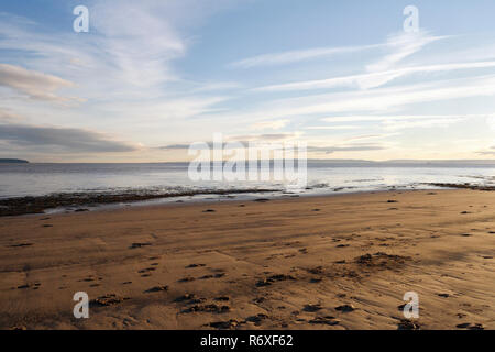 Hiver Lavernock point plage pays de Galles Royaume-Uni, côte galloise côte tranquille plage vide côte britannique. Vue panoramique sur le ciel de plage, paysage marin de lumière naturelle Banque D'Images