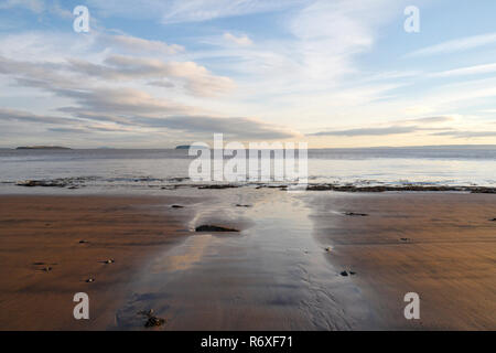 Après-midi d'hiver à la plage de Lavernock point au pays de Galles Royaume-Uni, côte galloise, côte britannique calme plage vide vue panoramique sur la plage et le ciel Banque D'Images