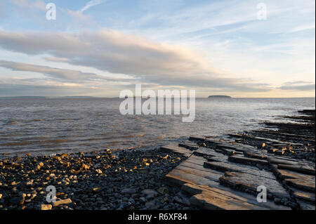 Lavernock point, pays de Galles Royaume-Uni, estuaire de la Severn Côte galloise. Côte britannique. Vue panoramique sur la mer et le ciel, paysage d'hiver de lumière naturelle Banque D'Images