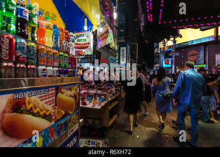 La ville de New York, USA - 30 juillet 2018 : camion alimentaire sur Times Square de nuit avec des gens autour et de grands écrans de publicité à Manhattan à New York City Banque D'Images