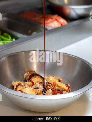 Ailes de poulet barbecue dans un bol en argent Banque D'Images
