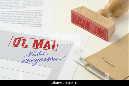 Timbre rouge sur des documents - 1 mai Banque D'Images