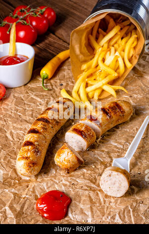 Bratwurst rustique avec pommes et ketchup fort Banque D'Images