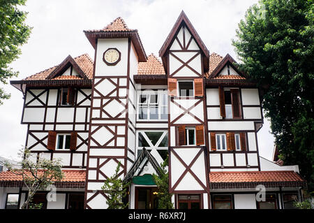 Architecture bâtiment suisse coloniale jour ville Campos do Jordao Brésil tour de l'horloge Banque D'Images