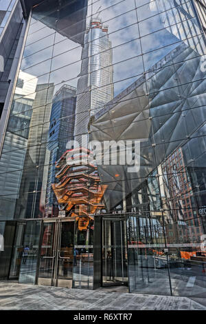 Les bâtiments reflètent dans la façade en verre de 10 verges d'Hudson, sur la Highline, un parc créé à partir d'une voie ferrée sur le côté ouest de Manhattan Banque D'Images