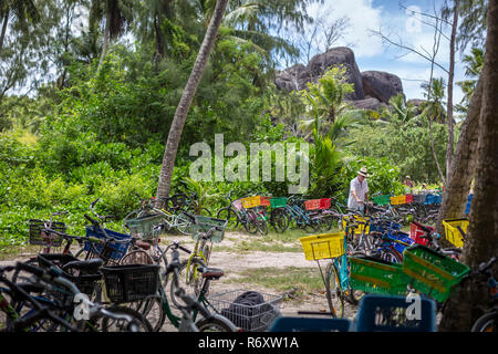 La Digue, Seychelles - Oct 27th 2018 - Un touriste en laissant votre vélo dans l'à l'entrée d'une plage de La Digue aux Seychelles Banque D'Images