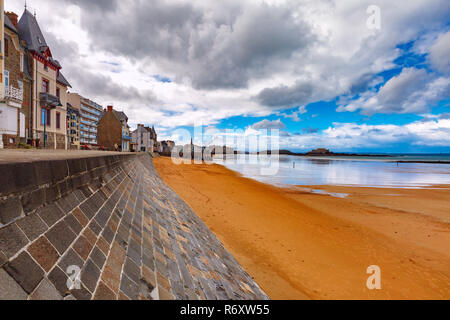 Digue et plage, Saint-Malo, Bretagne, France Banque D'Images