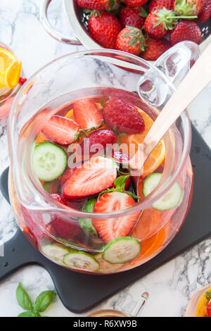 Punch fait maison avec strawberry Banque D'Images