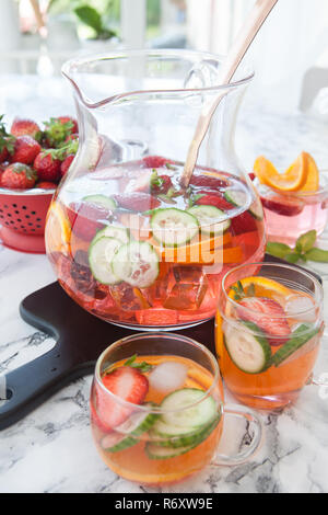 Punch fait maison avec strawberry Banque D'Images