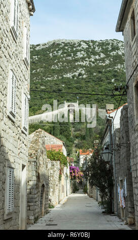 Rue étroite à Ston avec Great Wall en arrière-plan à Ston, Dubrovnik - Neretva, Croatie Banque D'Images