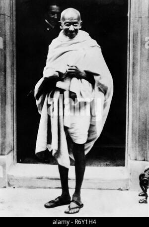 Portrait Mahatma Gandhi enveloppé dans le châle, à l'extérieur 10 Downing Street, Londres, Angleterre, Royaume-Uni, 1930, ancienne image vintage du 1900 Banque D'Images