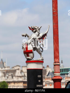 Blason de la ville de Londres, ville frontière marqueur : dragon de fer unique tenant un bouclier, Londres, Royaume-Uni Banque D'Images