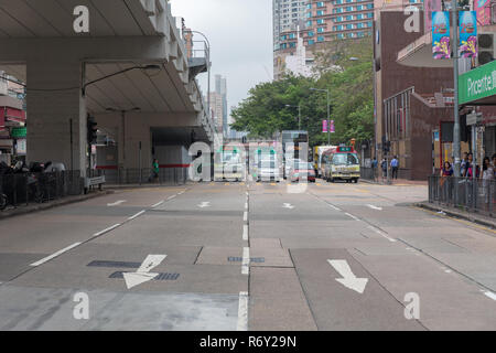 KOWLOON, HONG KONG - 21 avril 2017 : rues vides matin dans la circulation à Mong Kok, Kowloon, Hong Kong. Banque D'Images