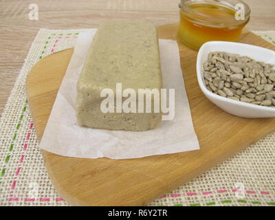 Halva fait maison avec des graines de tournesol et de miel Banque D'Images