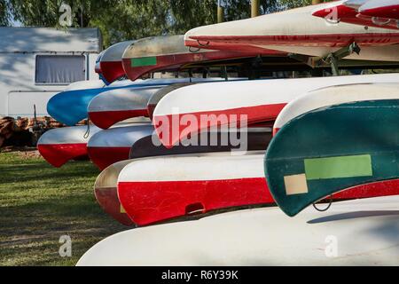Canots dans un camp Banque D'Images