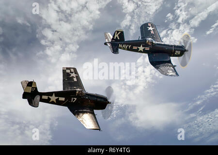 F6F Hellcat avec F4U-4 Corsair Banque D'Images