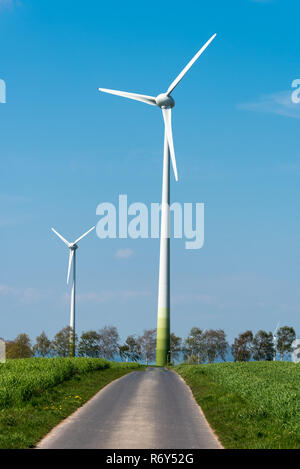 Éoliennes et la route asphaltée vu en Allemagne Banque D'Images