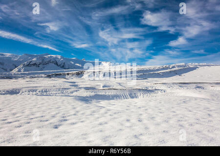 Dans un paysage de neige du Jökulsárlón, Hvannadalshnukur Islande d'arrière-plan magnifique Banque D'Images