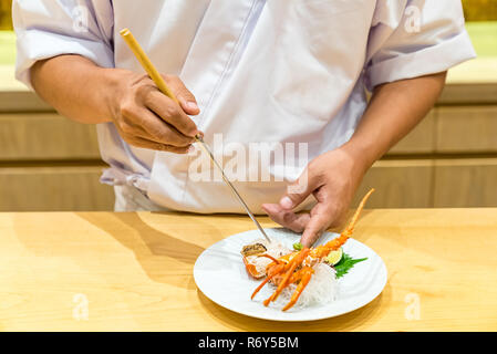 Chef cuisson du homard sashimi Banque D'Images