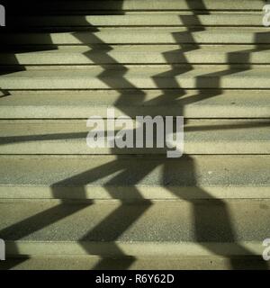 Ombre d'un auvent de fenêtre sur les escaliers dans un escalier Banque D'Images