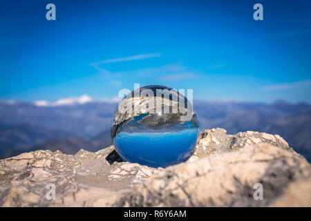 Paysage du Monténégro reflète dans une bille de verre Banque D'Images