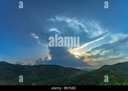 Beau nuage est changer la forme au-dessus de la haute montagne au lever du soleil Banque D'Images